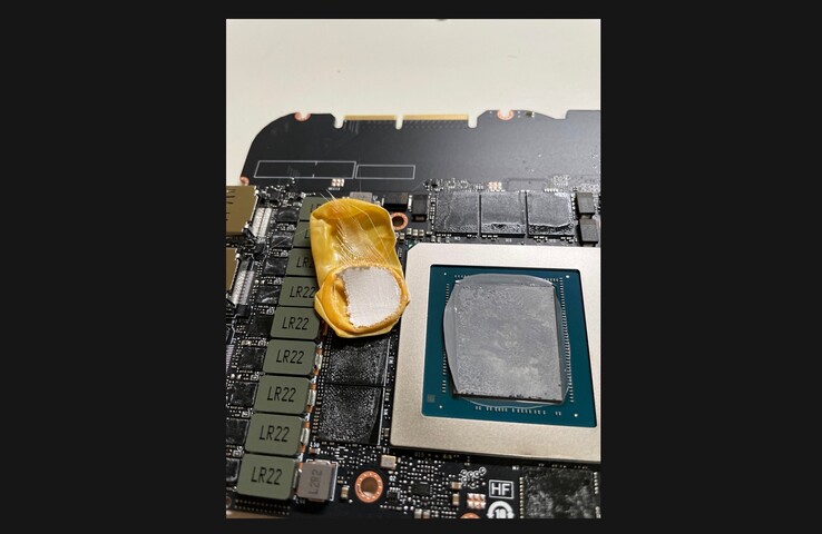 Kein Wunder, dass diese GeForce RTX 3090 heißer läuft als sie sollte. (Bild: u/antonyjeweet, Reddit)