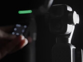 DIe DJI Osmo Pocket 4P im Hintergrund