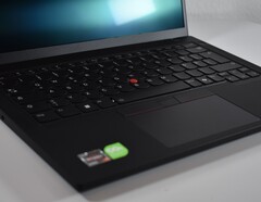 Ungleichbehandlung: Wie Lenovo die AMD-Variante des ThinkPad P14s Gen 5 AMD schlechter stellt (Bildquelle: Benjamin Herzig/Notebookcheck)