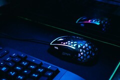 Durch die vielen Löcher wird nicht nur Gewicht gespart, die RGB-Beleuchtung sieht dadurch auch deutlich schicker aus. (Bild: Zephyr Gamiing)