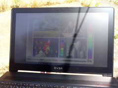 draußen im direkten Sonnenlicht