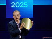 Pat Gelsinger zeigt einen Wafer mit Panther Lake auf der Computex Taipei 2024. (Foto: Andreas Sebayang/Notebookcheck.com)