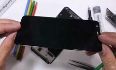 Das Display des Pixel 3a lässt sich leicht tauschen, wie man im Teardown-Video von JRE sehen kann.