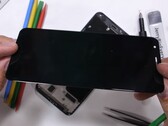 Das Display des Pixel 3a lässt sich leicht tauschen, wie man im Teardown-Video von JRE sehen kann.