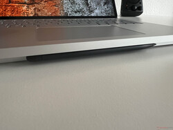 Der optionale Surface Pen 2 wird magnetisch am Gehäuse gehalten und geladen.
