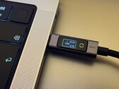 Das Ugreen 240W USB-C to USB-C Cable with Digital Display im Querformat.