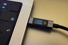 Das Ugreen 240W USB-C to USB-C Cable with Digital Display im Querformat.