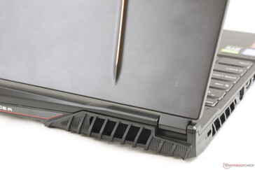 Bei der Deckelaußenseite und der Tastaturgrundfläche setzt MSI auf eine glatte Metalloberfläche