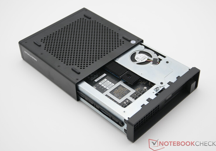 Minisforum MS-A2 lässt sich werkzeiglos öffnen