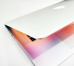 Apple soll künftig sowohl ein MacBook Pro mit LCD als auch ein MacBook Ultra mit OLED-Display anbieten.