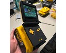 Ein Reddit-User hat einen GBA mit einem DeWalt-Akku kombiniert und ihm so eine theoretische Laufzeit von rund 17 Tagen verschafft. (Bildquelle: Bangooh via Reddit)