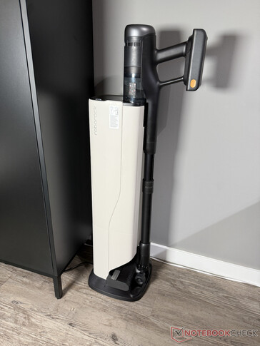 Roborock H60 Ultra in seinem Hub