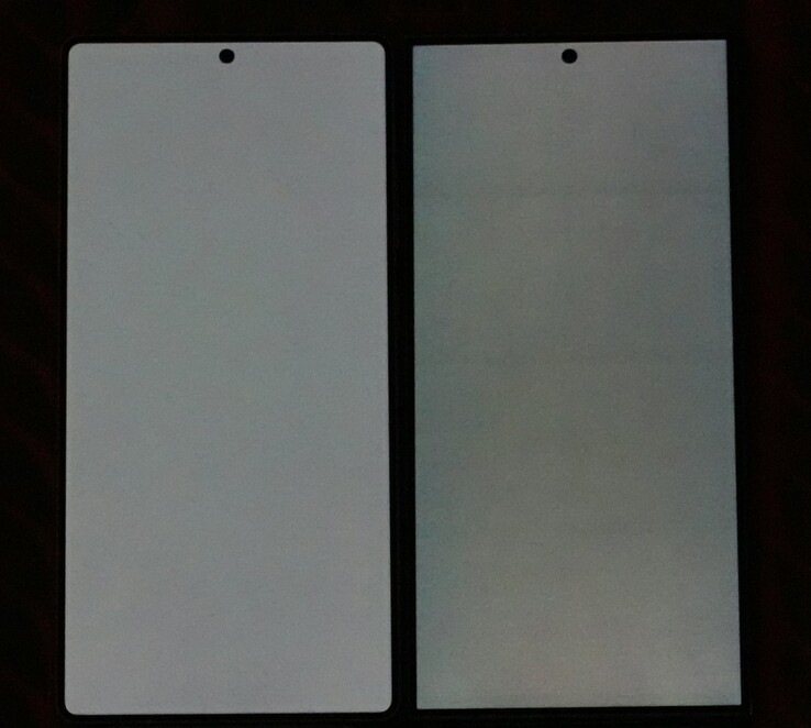 Gegenüber dem Galaxy S24 Ultra (rechts) neigt das Display des Galaxy S25 Ultra offenbar weniger stark zum Rauschen bei niedriger Helligkeit.