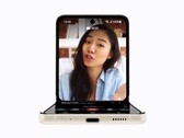 Das Samsung Galaxy Z Flip3 5G kann für Videochats einfach halb aufgeklappt hingestellt werden. (Bild: Samsung)