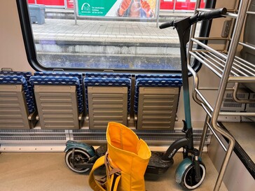 Wir haben den SoFlow-Scooter auch auf Reisen getestet.