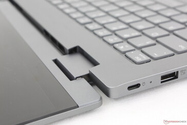 Die Steifigkeit der Scharniere ist zufriedenstellend, aber sie neigen im Klappmodus zum Wippen