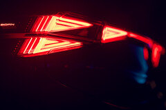 Mit markanten Matrix-LED-Scheinwerfern und beleuchtetem Hecklogo feiert der neue Cupra Born am 5. März seine Weltpremiere und fordert das Schwestermodell heraus (Bild: Cupra).