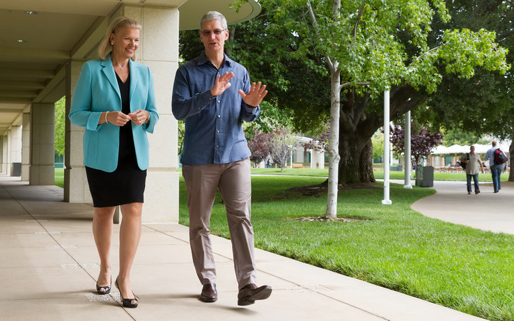 IBM CEO Ginni Rometty (links) und Apple CEO Tim Cook (rechts) im Apple Inc. Headquarter in Cupertino, Kalifornien. IBM und Apple gehen künftig in einer globalen strategischen Partnerschaft gemeinsam durchs Businessleben.