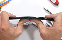 Das Biest unter den Gamer-Phones bewährt sich im Durability-Test von JerryRigEverything.