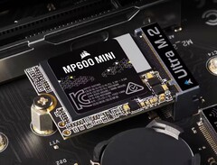 Die Corsair MP600 Mini präsentiert sich als schnelle SSD für Geräte, die nur mit M.2-2230-SSDs kompatibel sind. (Bild: Corsair)
