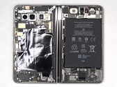 Das Google Pixel Fold setzt auf viel Klebstoff, viele Komponenten können aber problemlos ersetzt werden. (Bild: PBKreviews)