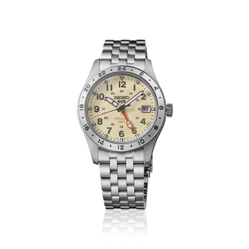 Vorderansicht der Seiko 5 Sports Field GMT HDB002 mit cremefarbenem Zifferblatt