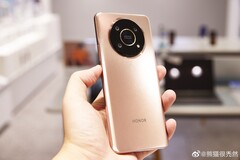 Das Honor X30 kommt mit einem riesigen, runden Kameramodul mit drei Linsen. (Bild: Honor)