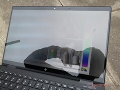 Im Freien unter Sonnenlicht (HP Sure View aus)