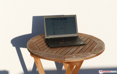 Das Lenovo ThinkPad A285 bei Sonnenschein