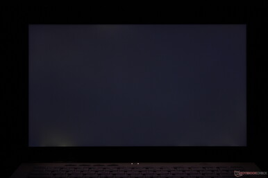 Leichtes Backlight Bleeding an den Rändern und Ecken