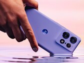 Das Motorola Edge 50 Pro setzt auf ein wasserfestes Gehäuse, wahlweise in Violett, Schwarz oder Weiß. (Bild: Motorola)