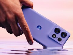 Das Motorola Edge 50 Pro setzt auf ein wasserfestes Gehäuse, wahlweise in Violett, Schwarz oder Weiß. (Bild: Motorola)
