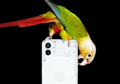 Das Nothing Phone (1) setzt auf eine transparente Rückseite, durch die nur wenigen Komponenten zu sehen sind. (Bild: Nothing)