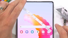 Das UTG im Samsung Galaxy Z Fold6 könnte anders als beim Galaxy Z Fold5 immun gegen Kratzer mit Fingernägeln sein. (Bild: JerryRigEverything)