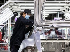 Stress bei Tesla in Grünheide: Schlappe für die IG Metall. Die Gigafactory Berlin-Brandenburg ist der erste Standort in Europa, an dem Batteriezellen zusammen mit Elektrofahrzeugen im gleichen Werk hergestellt werden (Bild: Tesla).
