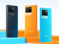 Das Vivo iQOO Neo6 wird in drei auffälligen Farben angeboten, inklusive Orange und Hellblau. (Bild: Vivo)