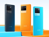 Das Vivo iQOO Neo6 wird in drei auffälligen Farben angeboten, inklusive Orange und Hellblau. (Bild: Vivo)