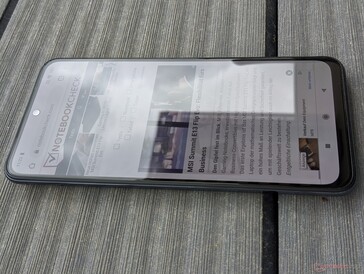 Xiaomi Redmi Note 10S an einem bewölkten Tag im Freien