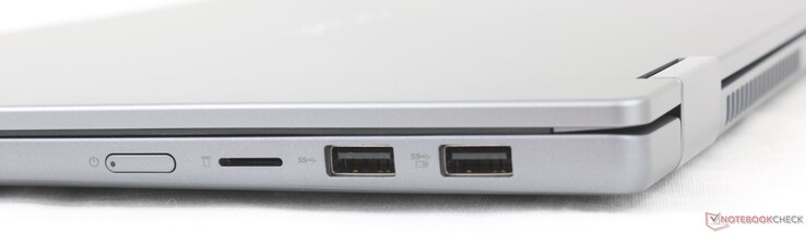 Rechts: Einschalttaste, MicroSD-Leser, 2x USB-A 3.2 Gen 1 (5 Gbps)