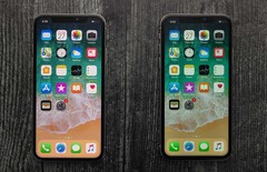 Das OLED-Display links ist deutlich heller, kontrastreicher und farbenprächtiger als das LCD im iPhone X rechts. (Bild: iFixit)
