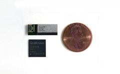 Qualcomms neues Antennenmodul QTM052 und das 5G-Modem X50 scheinen sehr kompakt zu sein. Hier sieht man sie im Vergleich mit einer amerikanischen Ein-Cent-Münze.