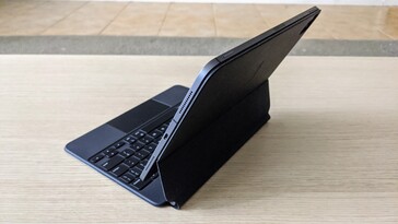 Der Freischwingmechanismus ist gut einstellbar, kann aber beim Verwenden der obersten Tastenreihe im Weg sein (Quelle: Notebookcheck)