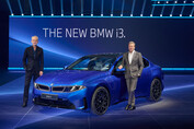 Adrian van Hooydonk, Leiter BMW Group Design, und Oliver Zipse, Vorsitzender des Vorstands der BMW AG, vor dem neuen BMW i3.