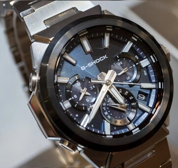 Nahaufnahme der Casio G-Shock GST-W1000AD-2A mit blauem Zifferblatt, drei mehrschichtig angeordneten Hilfszifferblättern, Leuchtindizes, silbernen Zeigern und schwarzer Lünette