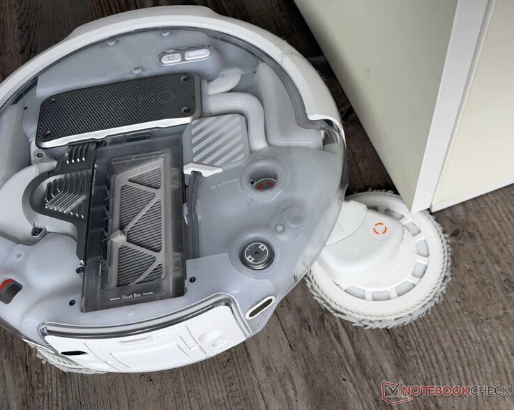 Der DJI Romo P2 fährt einen der zwei Wischmopps besonders weit heraus.