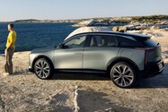 Der neue DS N°7 tritt in die Fußstapfen des Bestsellers DS 7 und ist als vollelektrischer E-Tense mit bis zu 740 Kilometern Reichweite oder als Hybrid-Variante ab 47.700 Euro bestellbar.