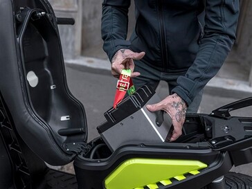 Ein Akku hat 2,2 kWh und wiegt 12 Kilo