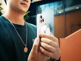 Der Godox A2 Xenon-Blitz hält magnetisch an Qi2- und MagSafe-Smartphones.