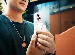 Der Godox A2 Xenon-Blitz hält magnetisch an Qi2- und MagSafe-Smartphones.