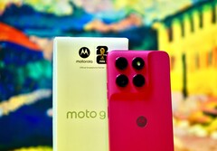 Das Motorola Moto G37 sieht zwar nach viel Kamera aus, bietet aber eher wenig.